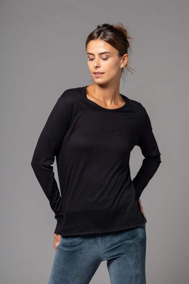 Majestic Filatures | T-shirt nera con scollo a barchetta e maniche lunghe in cotone e cashmere 2