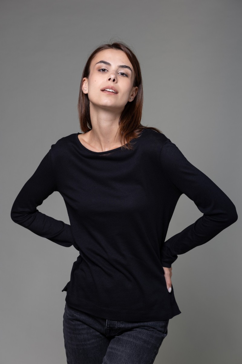 Majestic Filatures | T-shirt nera con scollo a barchetta e maniche lunghe in cotone e cashmere