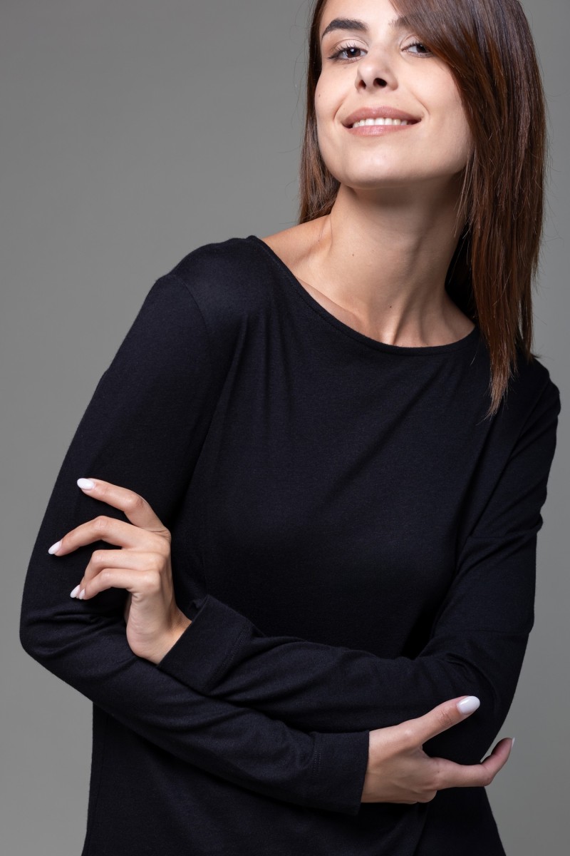 Majestic Filatures | T-shirt nera con scollo a barchetta e maniche lunghe in cotone e cashmere