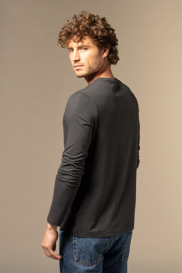Majestic Filatures | T-shirt grigio scuro girocollo e maniche lunghe in Cotone Organico 2