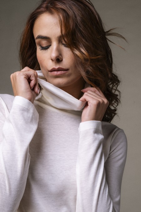 Majestic Filatures | T-shirt dolcevita nera a maniche lunghe in cotone e cashmere