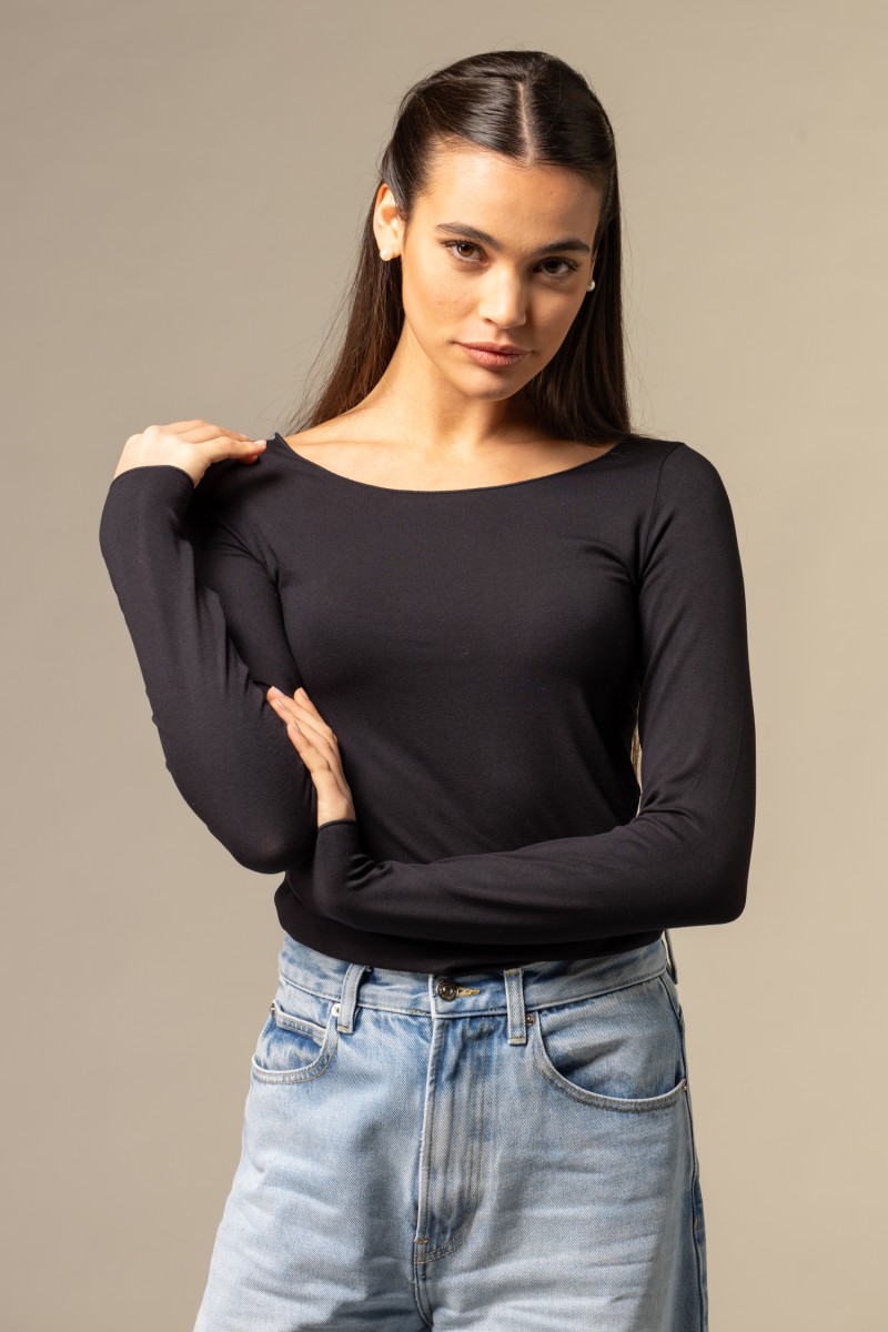 T-shirt scollo a barchetta in viscosa essenziale