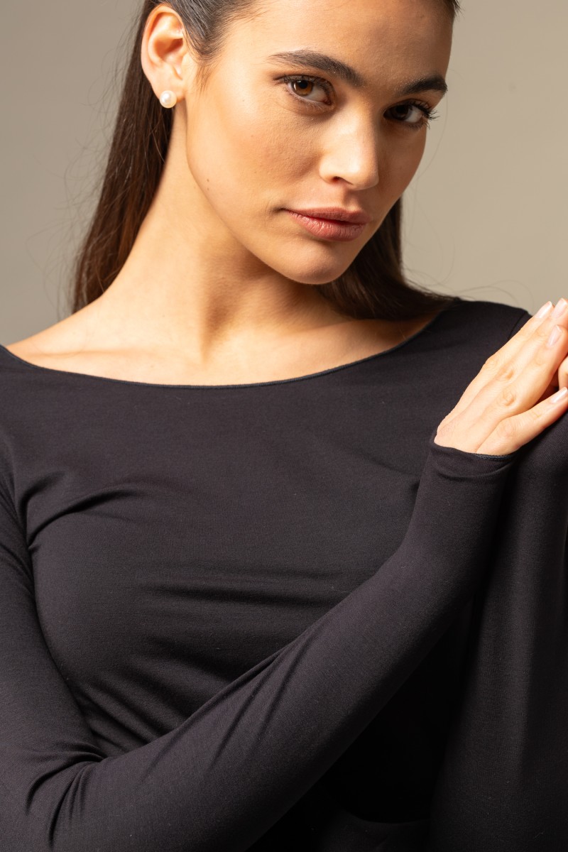 T-shirt scollo a barchetta in viscosa essenziale